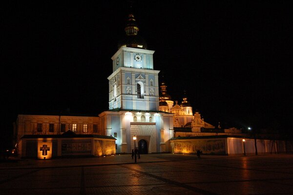 Catedral nocturna en la Plaza de la princesa Olga en Kiev