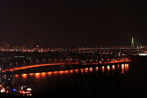 Puente de Moscú por la noche