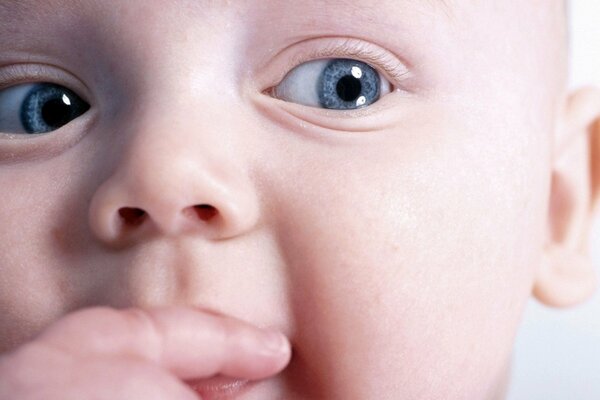 Bébé avec de grands yeux et un petit nez