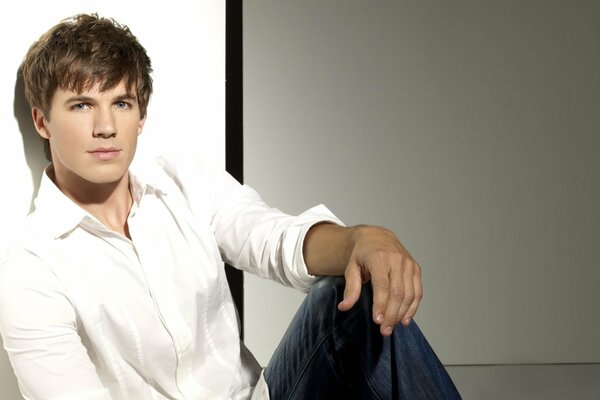 Homme Matt Lanter en chemise blanche