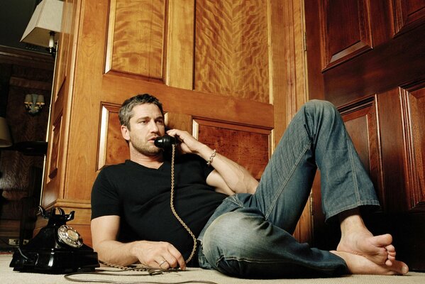 Gerard Butler foto con un Teléfono retro