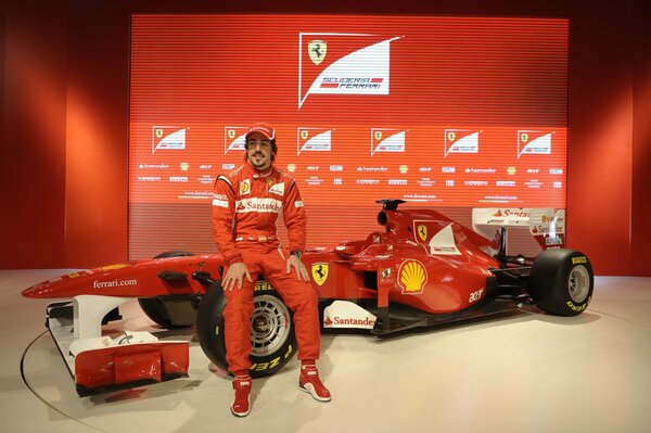 El piloto de Fórmula 1 Fernando Alonso y Ferrari