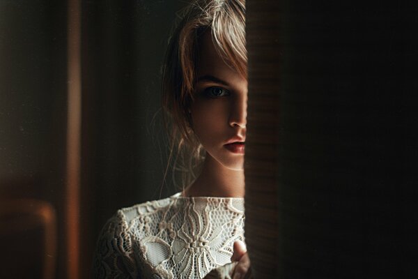 Rubia con buenos labios en un vestido blanco