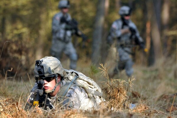 Der Soldat zielt auf den Feind