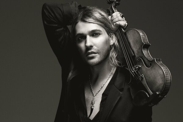 Black and white photo of a violinist in the studio