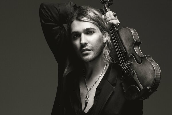 Photo noir et blanc d un violoniste en Studio