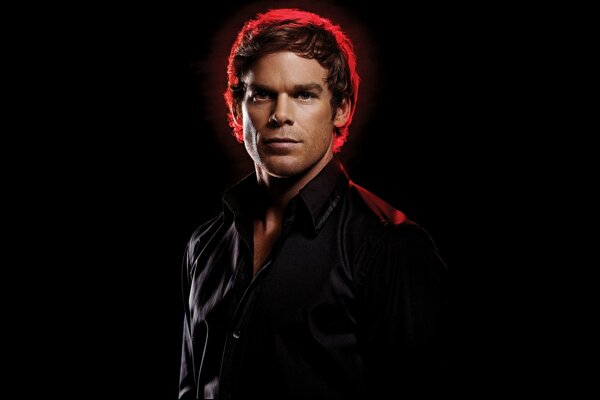 Aktor serialu Dexter na czarnym tle