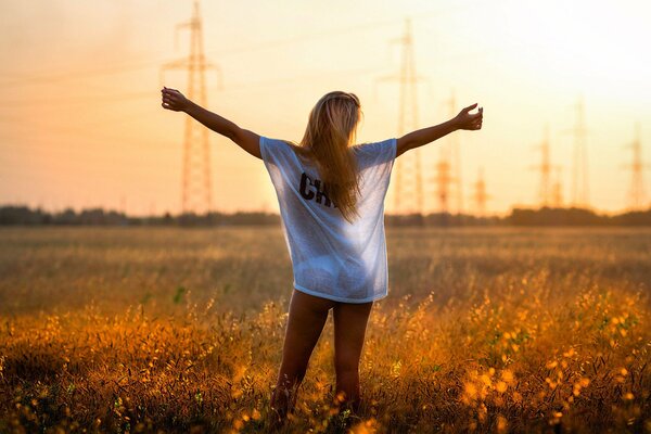 Fille positive dans un t-shirt transparent