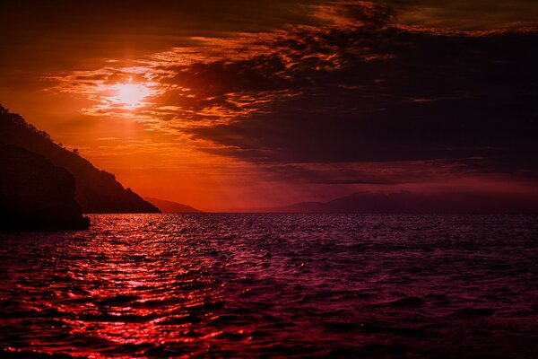 Beau coucher de soleil sur la plage montagneuse