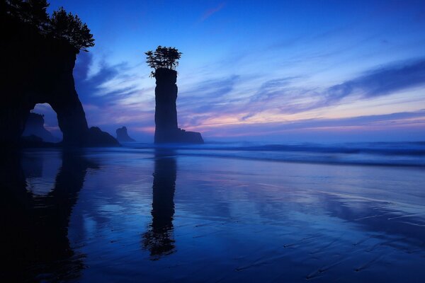 Samotna wyspa na błękitnym morzu