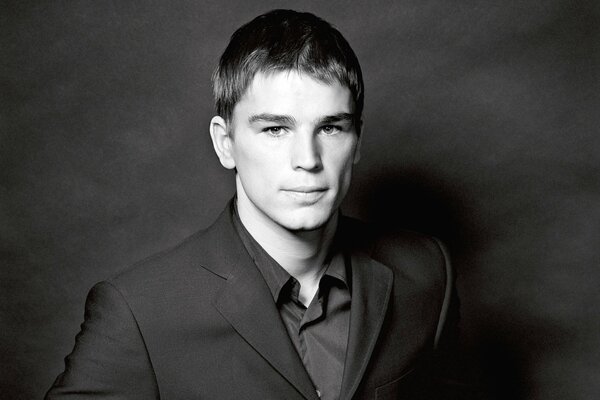 Josh Hartnett est un homme confiant en smoking