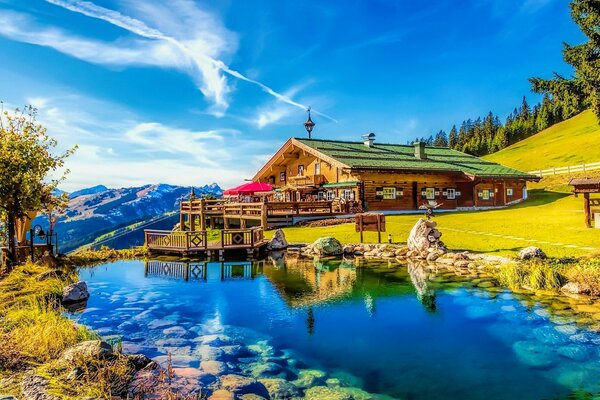 Beau paysage avec une maison sur une pente de montagne