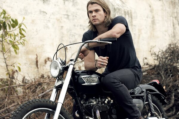 Chris Hemsworth mit dem Bild eines brutalen Bikers