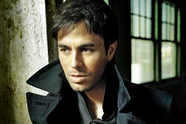 El cantante Enrique hermoso hombre