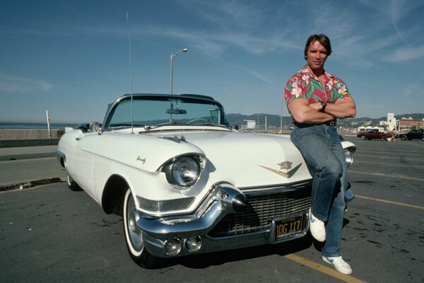 Arnold Schwarzenegger en estilo Vintage cerca del auto