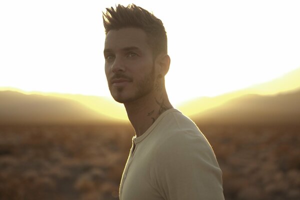 Le chanteur Matt Pokora sur fond d horizon