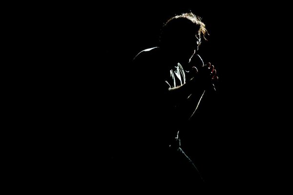 Silhouette di Yuri Shevchuk in concerto