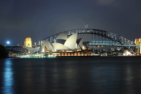 Das Opernhaus von Sydney leuchtet nachts