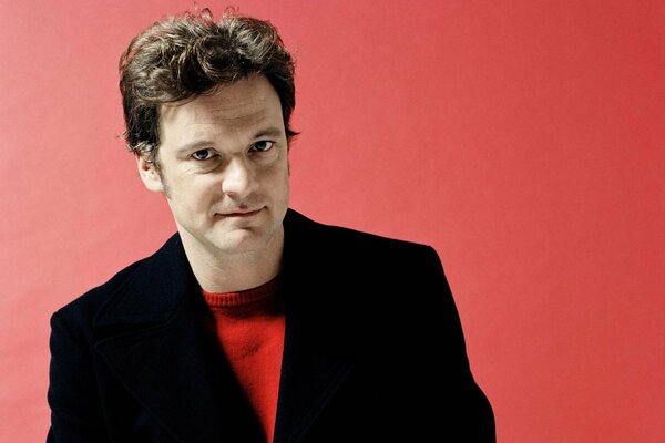 Foto des Schauspielers Colin Firth auf rotem Hintergrund