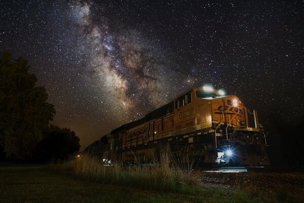 Il y a un train de nuit et la voie lactée dans le ciel