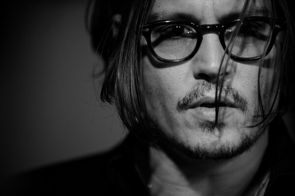Faccia di Joni Depp con gli occhiali da vicino