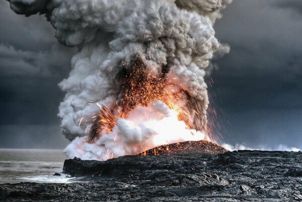 Vulkanausbruch mit Lava-Haufen