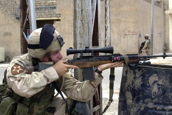 Soldat mit Gewehr in Stadtvierteln