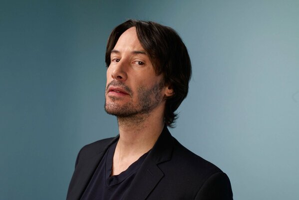 Keanu Reeves sobre fondo azul