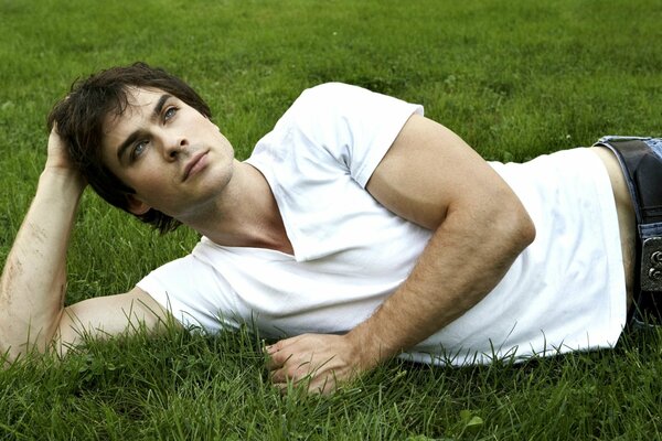 Ian Somerhalder de the Vampire Diaries on the Lawn