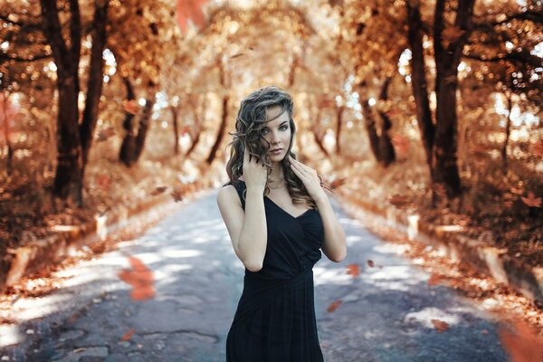 Fille sur la route d automne dans une robe jaune