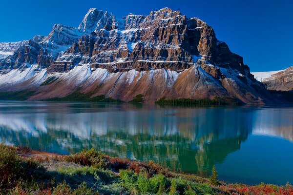 Montañas cubiertas de nieve y lago. Naturaleza