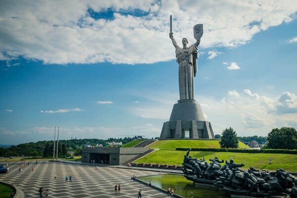 Monumento a la victoria en la ciudad de Kiev