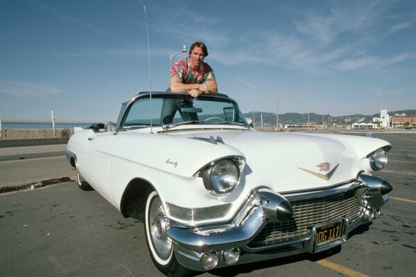 Arnold Schwarzenegger w Vintage Cadilac