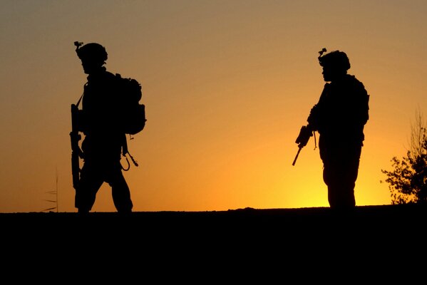 El ejército estadounidense en medio de la puesta de sol