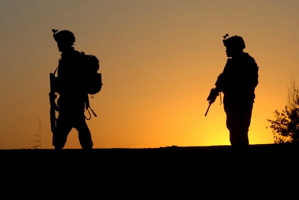 Armia amerykańska na tle zachodu Słońca