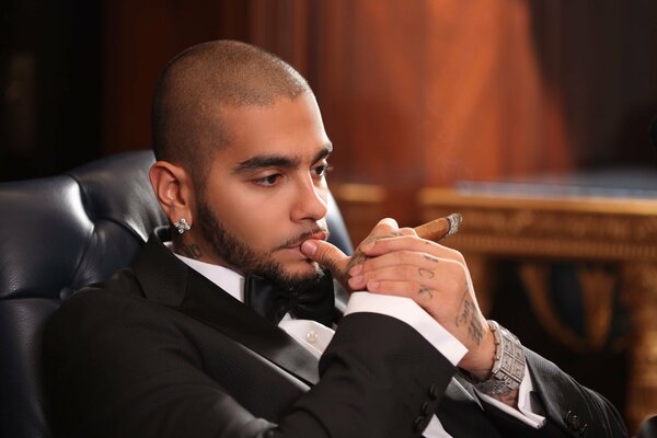 Le rappeur et Black Star Timati en costume avec un cigare