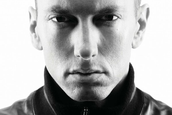 Schwarz-Weiß-Foto von Eminem in Nahaufnahme