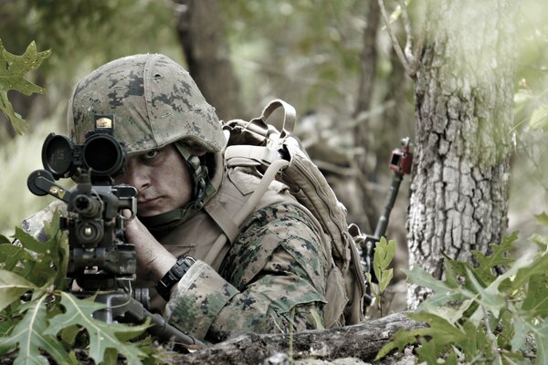 Soldat en uniforme de camouflage regarde dans la vue