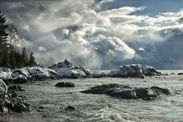 Cold mountain bubbling lake