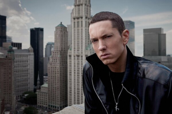 Chanteur de rap Eminem sur fond de gratte-ciel