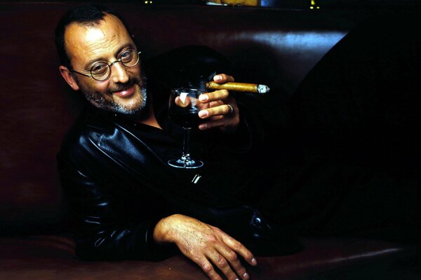 Jean Reno con una Copa de vino y un cigarro