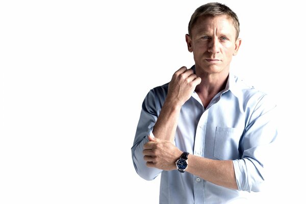 The performer of the role of Bond Daniel Craig in a shirt