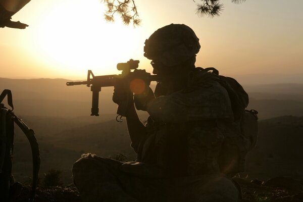 Żołnierz na tle wschodu słońca