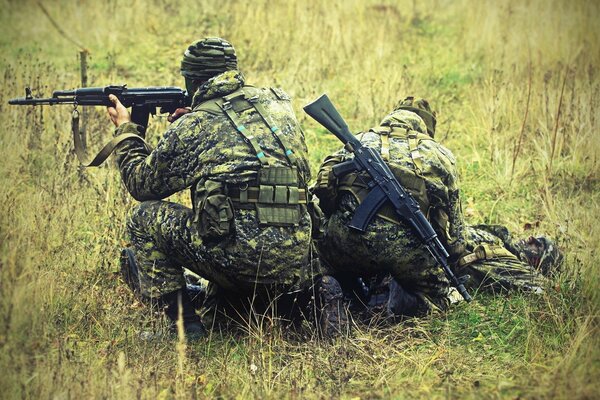 Soldaten der russischen Spezialeinheiten mit Ak-74m-Waffen