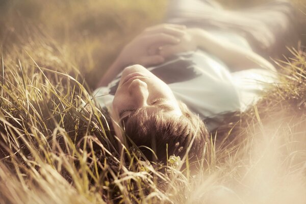 Ragazzo che dorme in un campo all alba