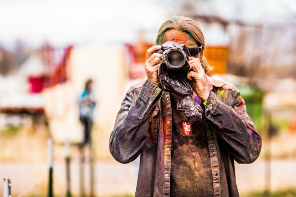 Фотограф на фестивале цветов холи