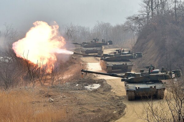 Боевые танки k2 black panther во время стрельбы