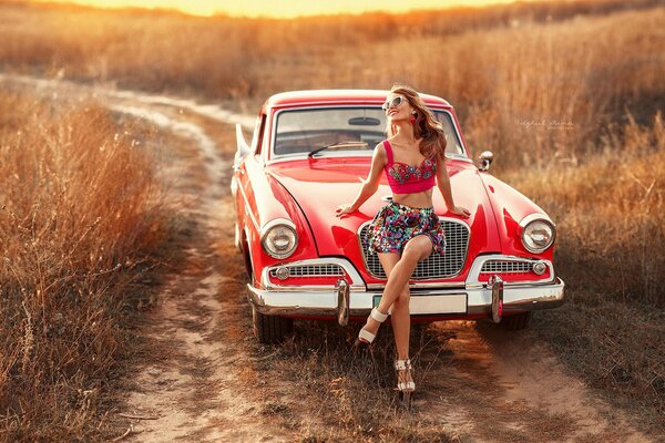 Chica en rojo retro coche