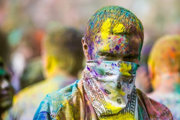 Un hombre con un pañuelo en un Festival de pintura