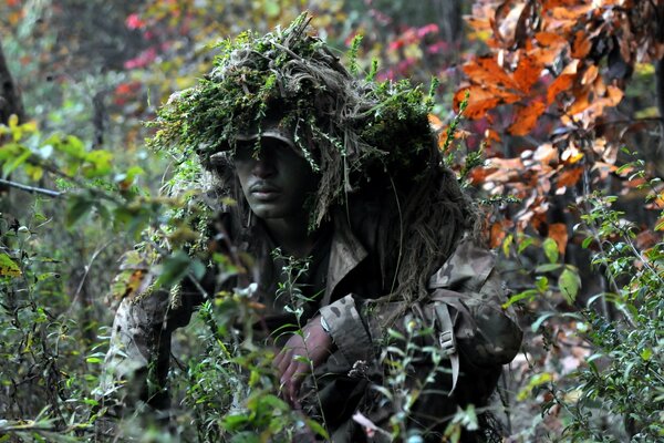 Militar africano disfrazado en el bosque